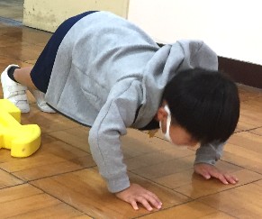 写真:身体を鍛える子ども