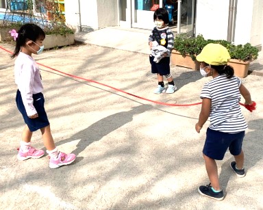 写真:大縄を楽しむ子どもたち