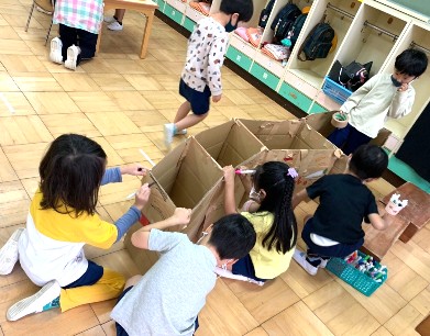 写真:電車を作る子どもたち