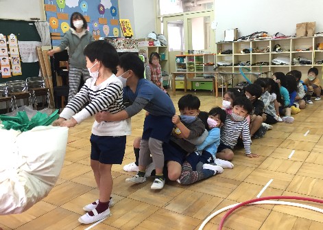 写真:大きなかぶごっこをする子どもたち