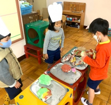 写真:パン屋さんを楽しむ子どもたち