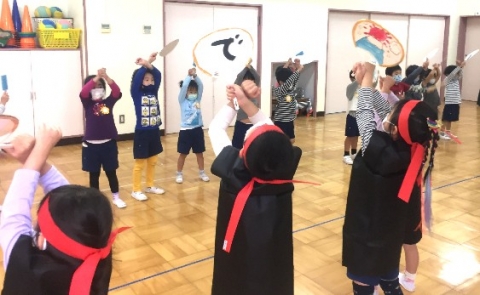 写真:年長組さんと一緒に踊る子どもたち