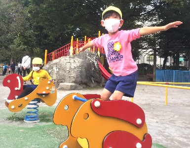 写真:公園で遊ぶ子どもたち1