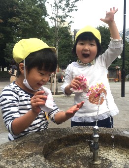 写真:公園で遊ぶ子どもたち2