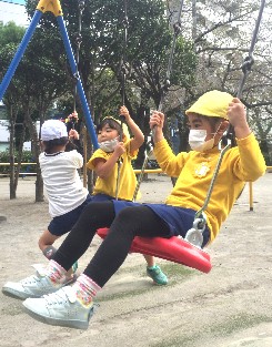 写真:公園で遊ぶ子どもたち3