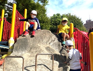 写真:公園で遊ぶ子どもたち4