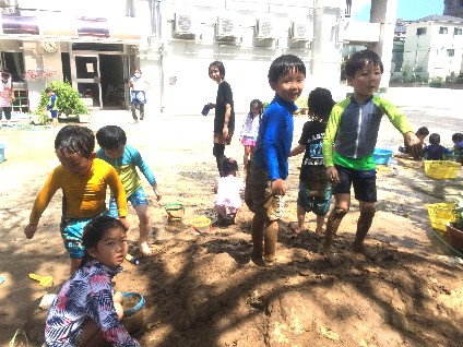 写真:水遊びからの泥遊び