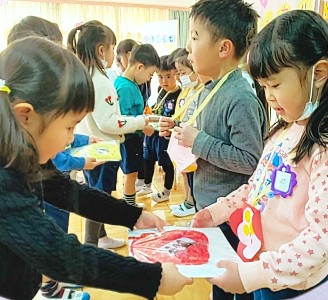 写真:プレゼントを渡す子どもたち1