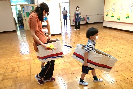 写真:先生と電車ごっこ