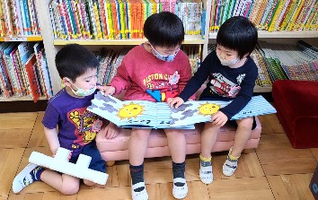 写真:絵本を読む子どもたち