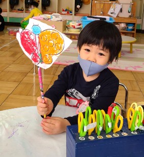 写真:制作遊びをする子ども