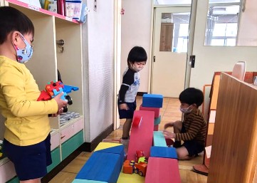 写真:積み木で遊ぶ子どもたち