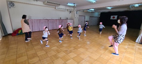 写真:リズムを踊る子どもたち