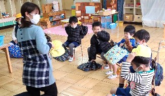 写真:先生とお話しする子どもたち