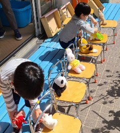 写真:大掃除する子どもたち