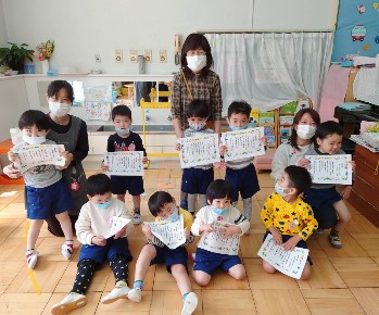 写真:先生たちと子どもたち