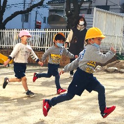 写真:かけっこをする子どもたち