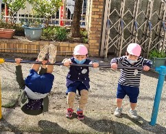 写真:鉄棒をする子どもたち