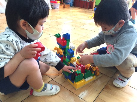 写真:作った作品をつなげる子どもたち