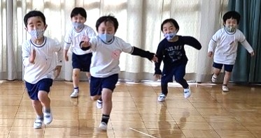 写真:元気に駆け回る子どもたち