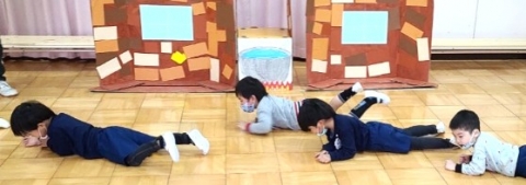写真:床を這う子どもたち