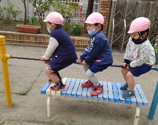 写真:鉄棒で遊ぶ子どもたち