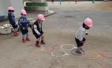 写真:ケンパーをする子どもたち