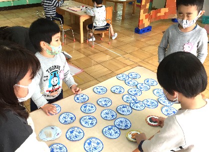 写真:お寿司カードで遊ぶ子どもたち