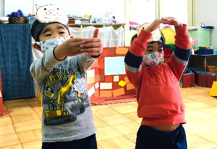 写真:ラーメン体操をする子どもたち