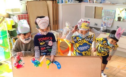 写真:個性的なキャラクターになる子どもたち