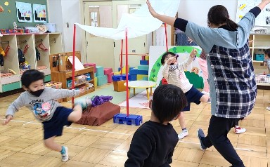 写真:リズム遊びをする子どもたち