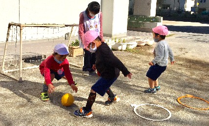 写真:ドッジボールを楽しむ子どもたち