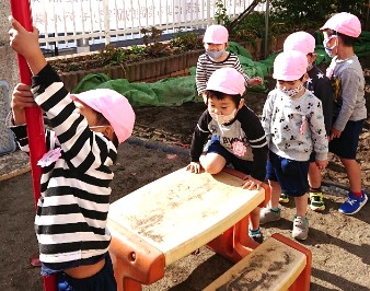 写真:一緒に遊ぶ子どもたち