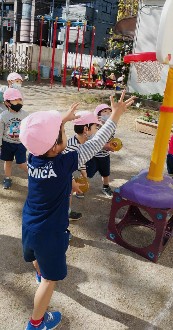 写真:ボール遊びをする子どもたち