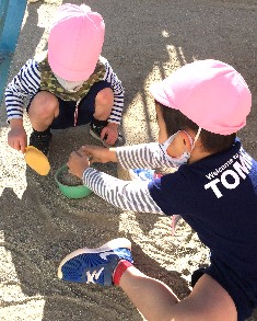 写真:砂を集める子どもたち