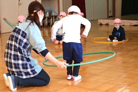 写真:フラフープで遊ぶ様子