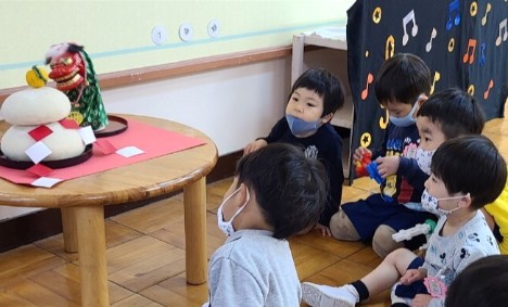 写真:鏡餅を見る子どもたち