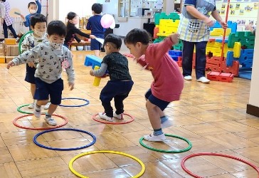 写真:運動遊びに取り組む子どもたち