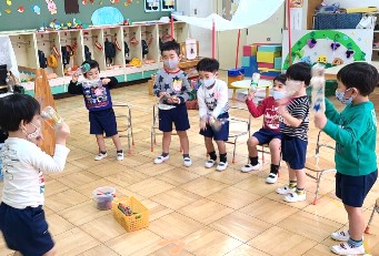 写真:演奏会をする子どもたち