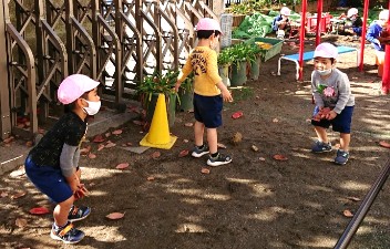 写真:落ち葉と遊ぶ1