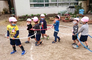 写真:フープで遊ぶ子どもたち