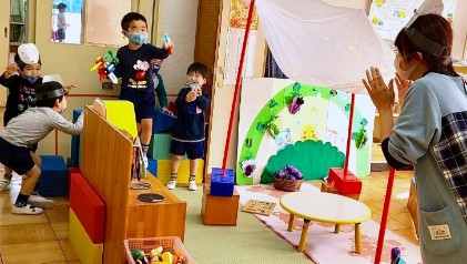 写真:劇遊びに取り組む子どもたち