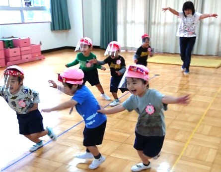 写真:たくさん体を動かす子どもたち