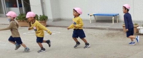 写真:走る子どもたち