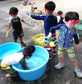 写真:ジョウロで遊ぶ子どもたち