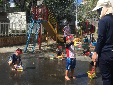 写真:水遊びをする子どもたち