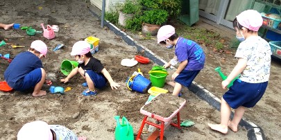 写真:裸足での砂遊び