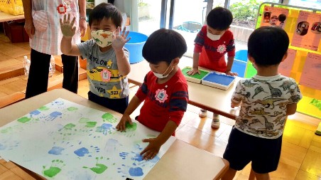 写真:手形ペタペタ