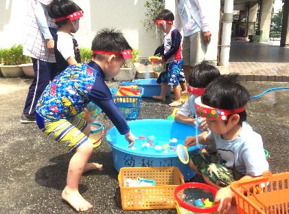 写真:水遊び金魚すくい