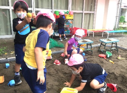 写真:砂場で遊ぶ子どもたち